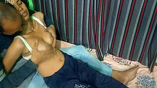 युवा भारतीय लड़की बारिश में मदद मांगती है और फुल चुदाई पाती है।