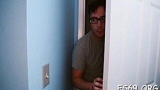 Ei gata, você consegue engolir fundo como essa vadia de 18+ faz?