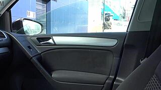 Épouse amatrice échangiste gère une grosse bite noire devant la maison de son mari