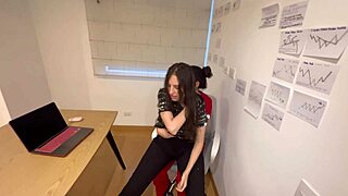 Tıp öğrencim beni baştan çıkarıyor ve ofiste çıplak kalıyoruz