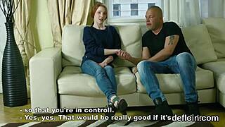 Söpö Kitten avaa pehmeän pillunsa ja saa defloroitua hardcoresti