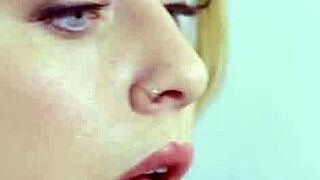 الأشقر الحلوة رايلي راين تمارس الرياضة للحفاظ على كسها المحلوق ضيق جداً