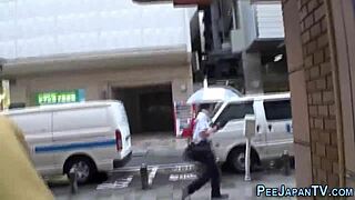 変態ティーンとして公共の場でオシッコが止まらない