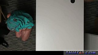 Uau, nu-mi vine să cred că o arabă cu hijab a fost prinsă furând, acum ia un penis mare, ups!