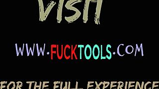 Småpatters skønhed squirter hårdt mens dildo kneppet af maskine i vild action!