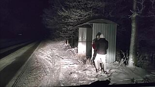 Mijn maatje neukt me hard langs de weg!