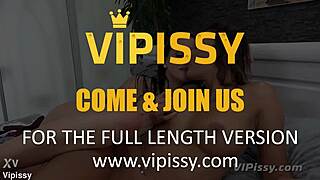 vipissy brunetky sa zmáčajú v moči pri pití a divokej hre