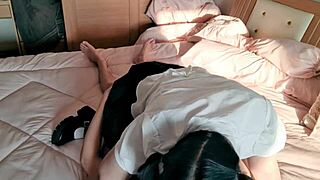 嘿，看这个可爱的泰国大学生cosplay激烈口交！