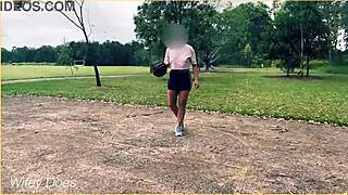 Braless milf showt tieten tijdens publieke basketbalwedstrijd