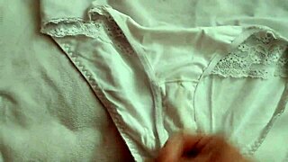Menggunakan Celana Dalam Pacar untuk Masturbasi