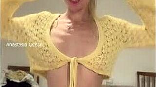 Mijn echtgenoot komt klaar terwijl hij mijn moeder bekijkt op videobellen