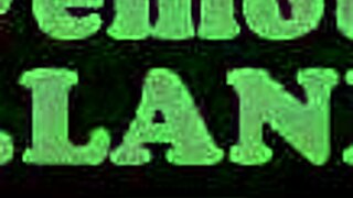 Trans newbie geniet van spelen met dat lekkere kontgaatje voor de eerste keer!