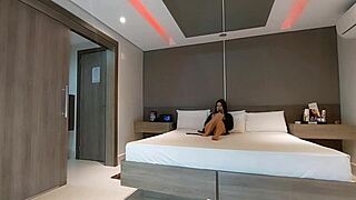 Pizza bezorging wordt neuken met Big Bambu terwijl man weg is!