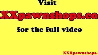 สาวเอ็บอนี่ล่อลวงนายจำนำด้วยการเปลื้องผ้าอย่างเซ็กซี่ในวิดีโอซ่อน