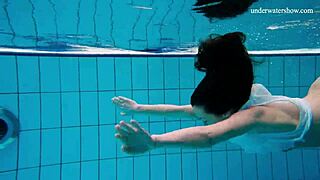 Йо, смотри, как эта похотливая 18+ девчонка раздевается догола и хвастается своим сексуальным телом!