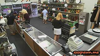 vroča blondinka milf nabita s strani grdega zastavljenega tipa v pisarni