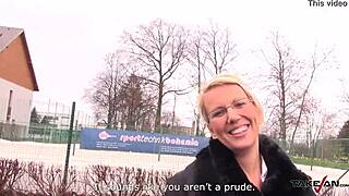 Waarom tijd verspillen? Neuk deze busty Tsjechische cougar hard!