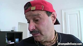 Kuumat blondit lutkat pannaan kovaa vanhan ukon toimesta