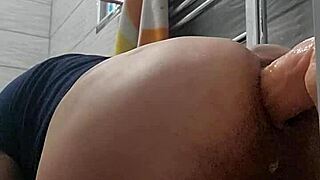 Mann, å bruke denne analdildoen føles sinnssykt, strekker meg ut med hver støt i denne gay toy-leken!