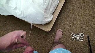 Pequeña de 95 lb, joven 18+, babea por polla gruesa en acción desordenada