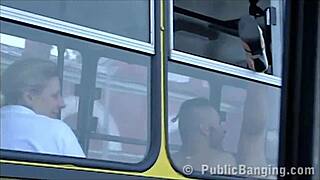 Šílený pár riskuje veřejný orál a sex v autobuse, zatímco šokovaní cestující koukají