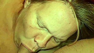 Chupando meu pau duro em ação intensa de close-up