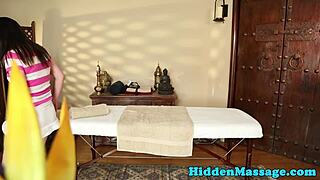 Cameră ascunsă prinde futut pe față și mângâiat pe ascuns în timpul masajului