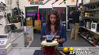 Pawnee beba Kitty Catherine dobija jebanje u zadnjoj kancelariji sa velikim sisama pušenjem dupeta