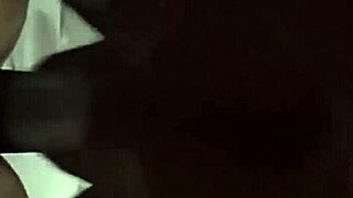 Socna pička steže moj pulsirajući kurac duboko u njenim tesnim zidovima