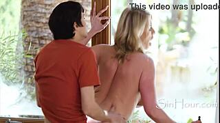 رجل المنزل الجديد يستمتع بصدر ومؤخرة أمه الكبيرة