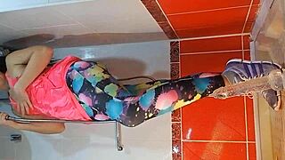 ฉี่และเล่นไดลโดแบบใกล้ชิดในห้องอาบน้ำยิม! 🚿