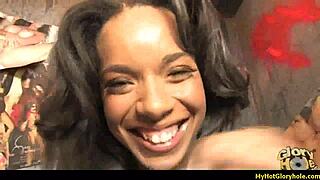 Ebony babe giver fantastisk blowjob gennem gloryhole