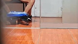 Spioniere argentinische UBA-Sekretärin mit versteckter Kamera im Miniskirt