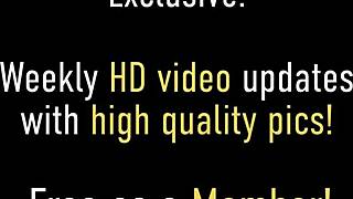 Busiga milfen Karen Fisher strippar naken för Kelly Madison i het träff