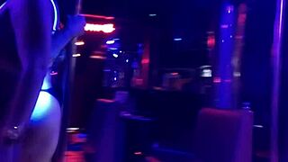 В доме для взрослых Anny танцует для шпионской камеры?