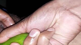 زوجة هندية مثيرة تلعب بخيار واهتزازي متأخر الليل. مدهونة لمتعة برية!