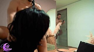 พี่ชายบุญธรรมจับได้แล้วเรียกร้องเซ็กส์เพื่อปิดปาก