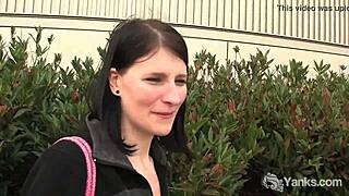 Amerikaanse babe Tundra masturbeert stoutmoedig in openbaar toilet