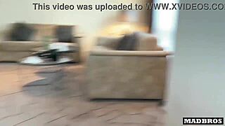 红发英国MILF老板要求：“在办公室用双黑猛干我！”