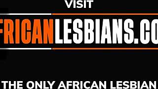 यो, गेटो हाउसवाइव्स के शावर में सीक्रेट अफ्रीकन लेस्बियन मेकआउट देखना है?