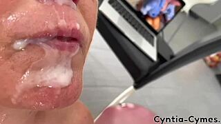 Hatalmas cumshot szopás után pornónézés közben!