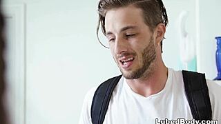 Dostavljavec zadene jackpot z eksotično nuru masažo