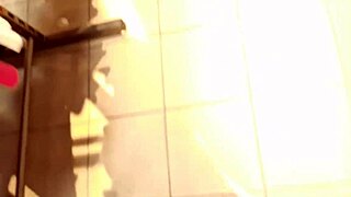 えっと、イタリアの継母の毛むくじゃらのマンコを公衆で覗きたい？