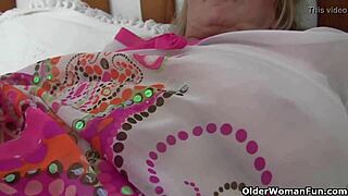 Britanska baka Isabel smjelo trlja svoju staru pičku s velikim sisama na pokaz