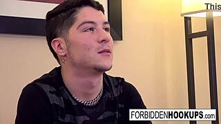 בחורה נערה חמה תוקעת את אחיה החורג המאושר חזק.