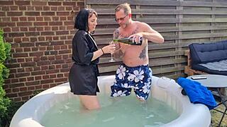 Mya Lorenn prende una dura inculata dal vicino fortunato all'aperto