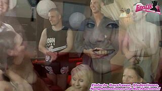 Tyska amatör unga kvinnor knullar hårt i privat bukkake-orgie