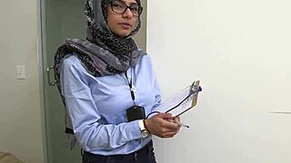 Video lawak Mia Khalifa buat handjob kelakar dengan Tony Rubino memang best! 😂