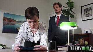 Защо малката ми секретарка 18+ Jade Valentine изкушава Robby Echo?