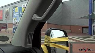 Założę się, że ci napaleni faceci ustawili się w kolejce, żeby wyruchać jej ciasną cipkę w vanie